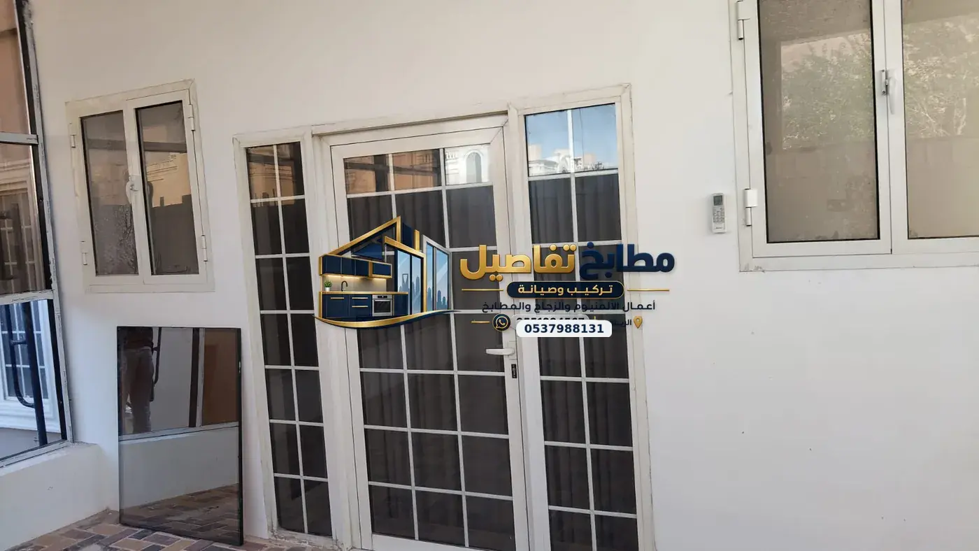 أبواب وشبابيك متعددة لتوزيع الإضاءة والتهوية