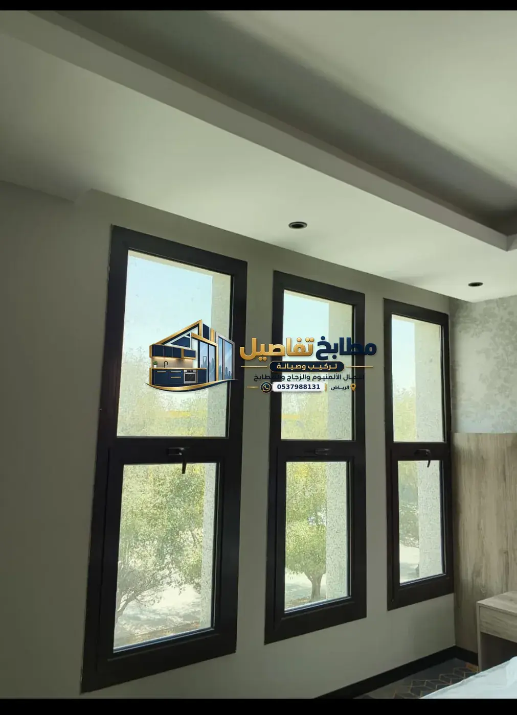 مجموعة شبابيك ألمنيوم سوداء متناسقة