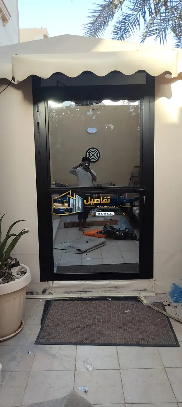 باب زجاج وألمنيوم لمدخل خارجي بتصميم حديث