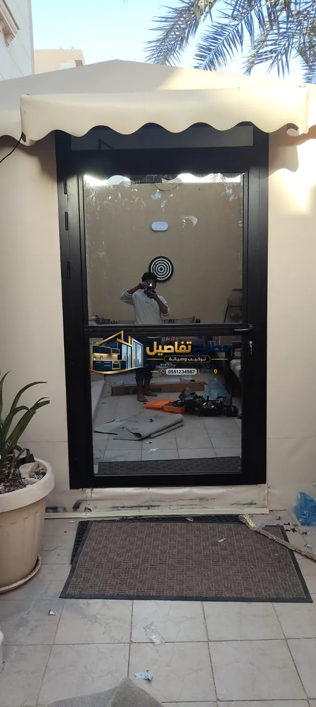 باب زجاج وألمنيوم لمدخل خارجي بتصميم حديث
